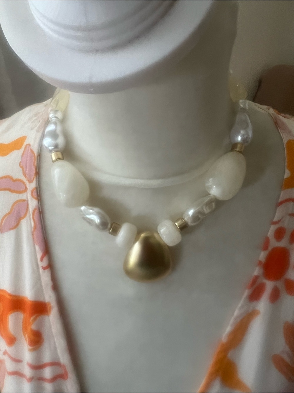 Faux pearl / gold chunky necklace